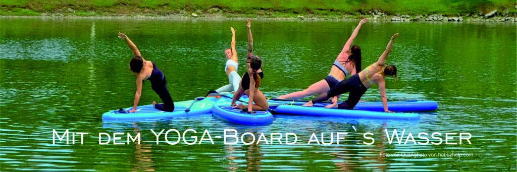 5 Yoga Boards liegen sternförmig angeordnet auf dem Wasser, darauf machen Frauen einen Seitstütz
